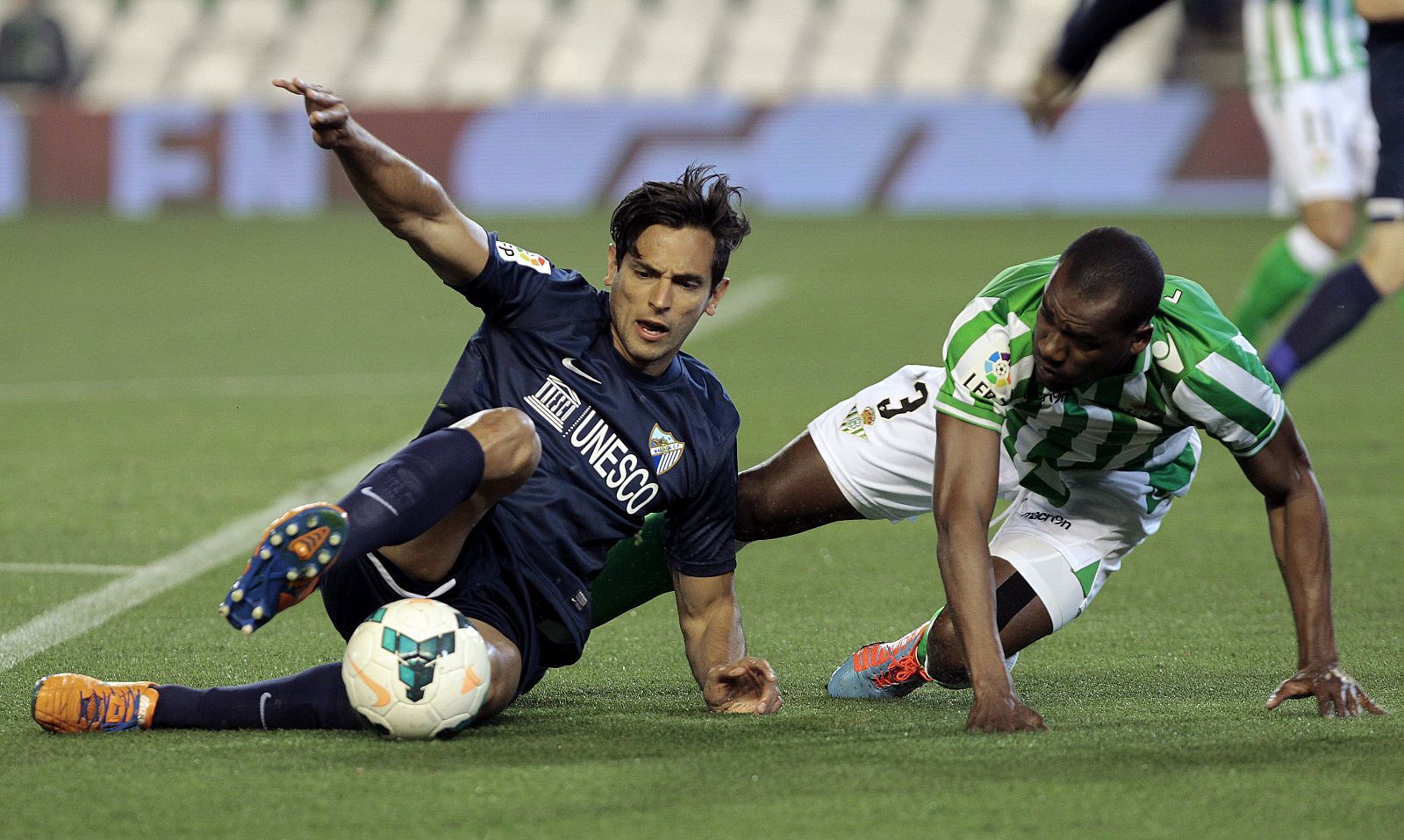 Paulao Santos (d) disputa un balón con el delantero paraguayo del Málaga Roque Santa Cruz (i).