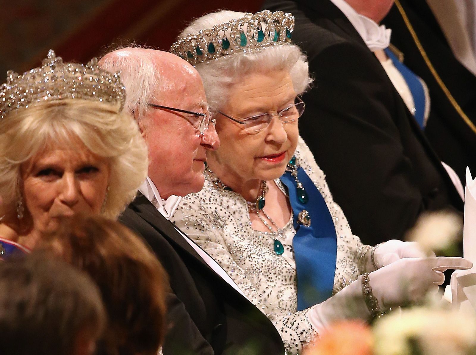 La reina Isabel II y el presidente irlandés Michael D. Higgins charlando durante el banquete ofrecido en el palacio de Windsor