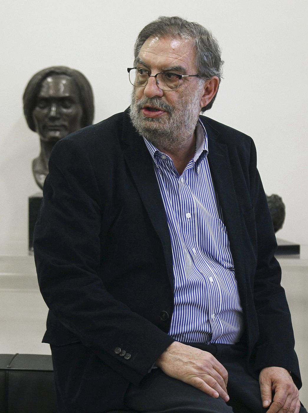 El presidente de la Academia de Cine, Enrique González Macho, en su despacho de la Academia de cine junto al busto de Pilar Miró.