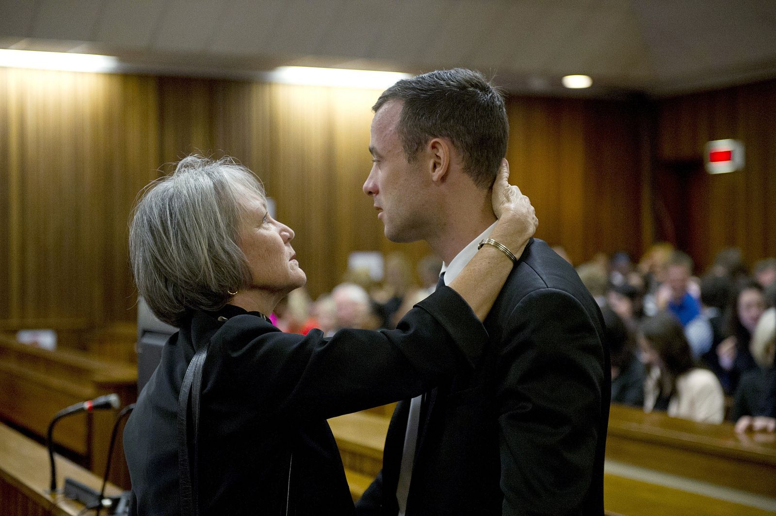 Oscar Pistorius, saludado por una familiar durante el juicio
