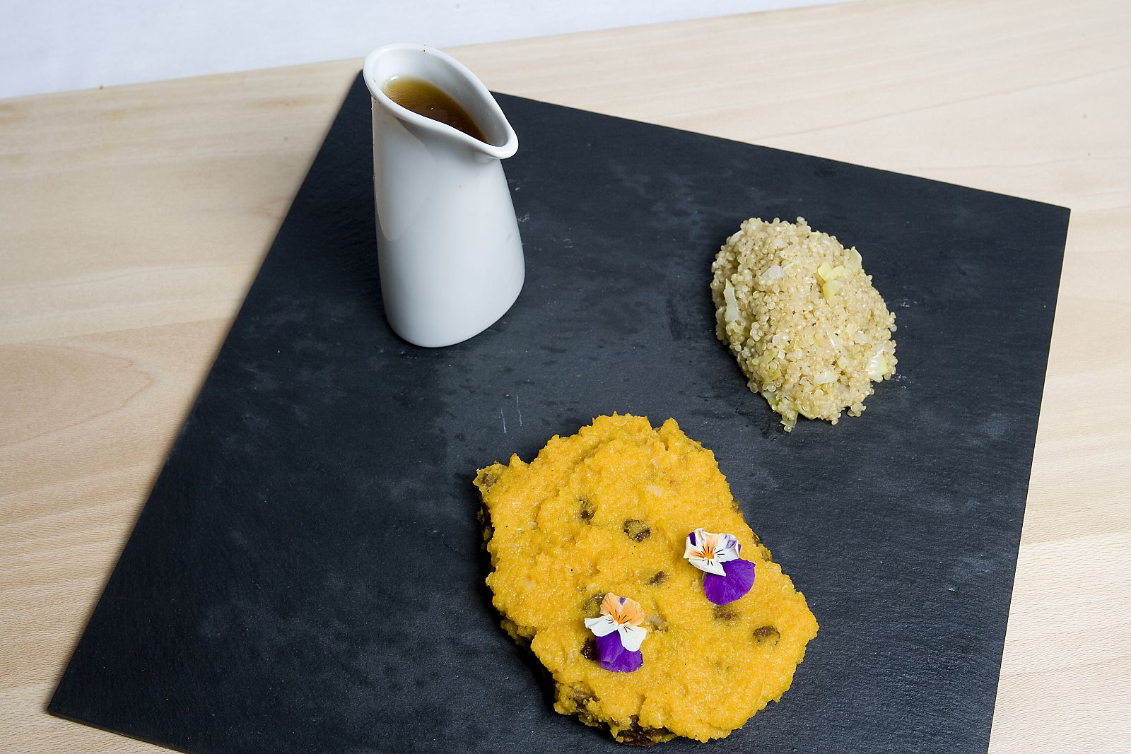 MasterChef - Seitán en salsa de zanahoria con quinoa, puerro salteado y caldo de miso