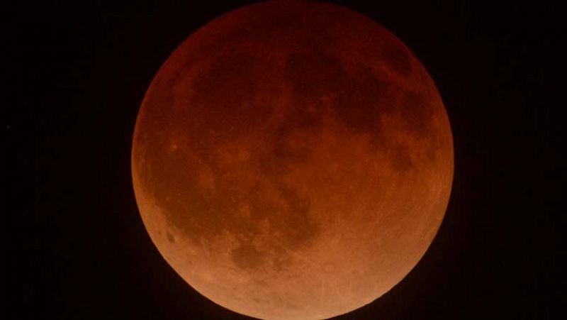 El eclipse total lunar inaugura el periodo de cuatro lunas rojas que no ocurre desde 2004