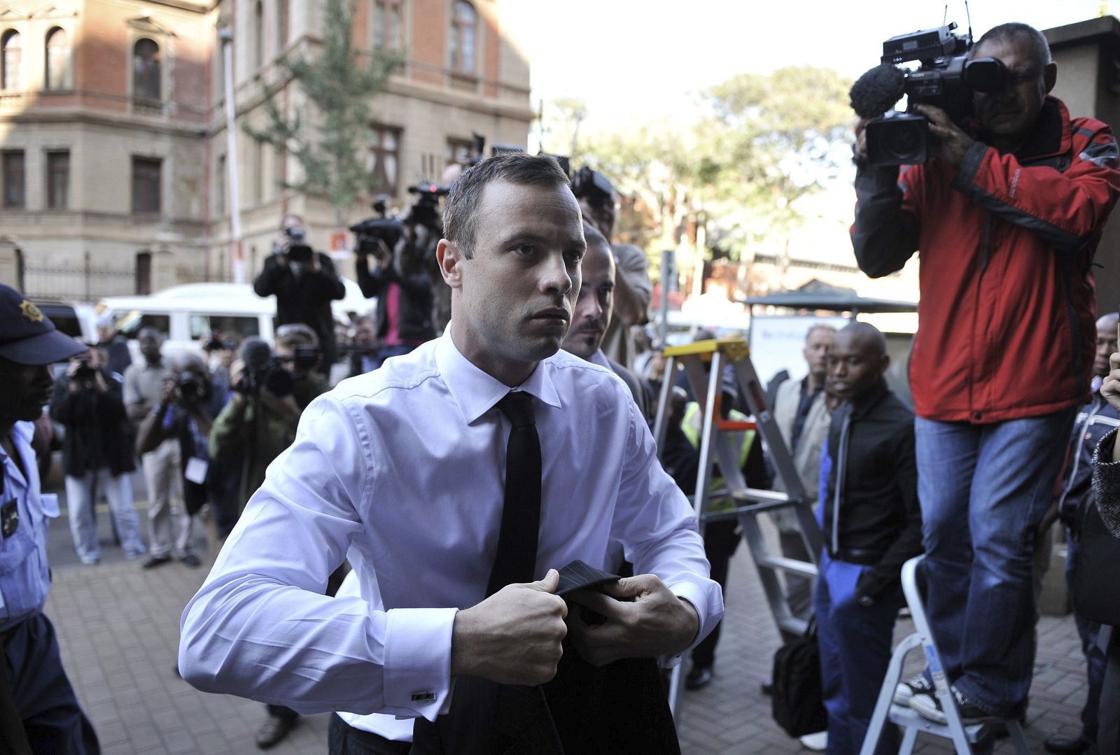 PISTORIUS ACUSA A LA POLICÍA DE ALTERAR PRUEBAS