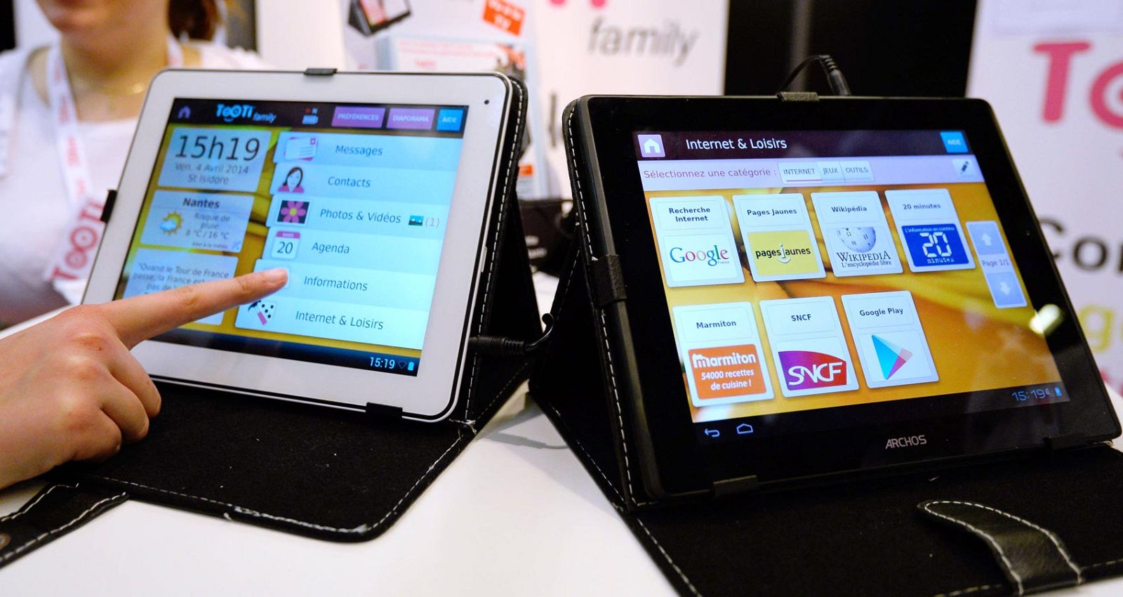 Tabletas pensadas para personas mayores presentadas en una feria en París.