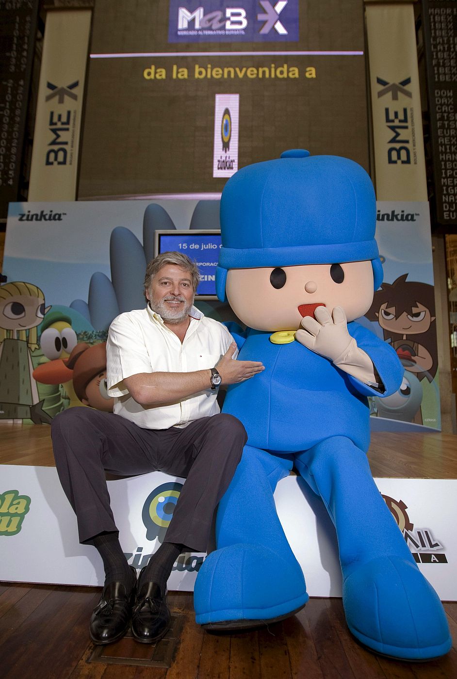 Fotografía de archivo, del 15/07/09, de José María Castillejo, presidente de Zinkia, y Pocoyó, que posaban el primer día de cotización de la empresa en el Mercado Alternativo Bursátil