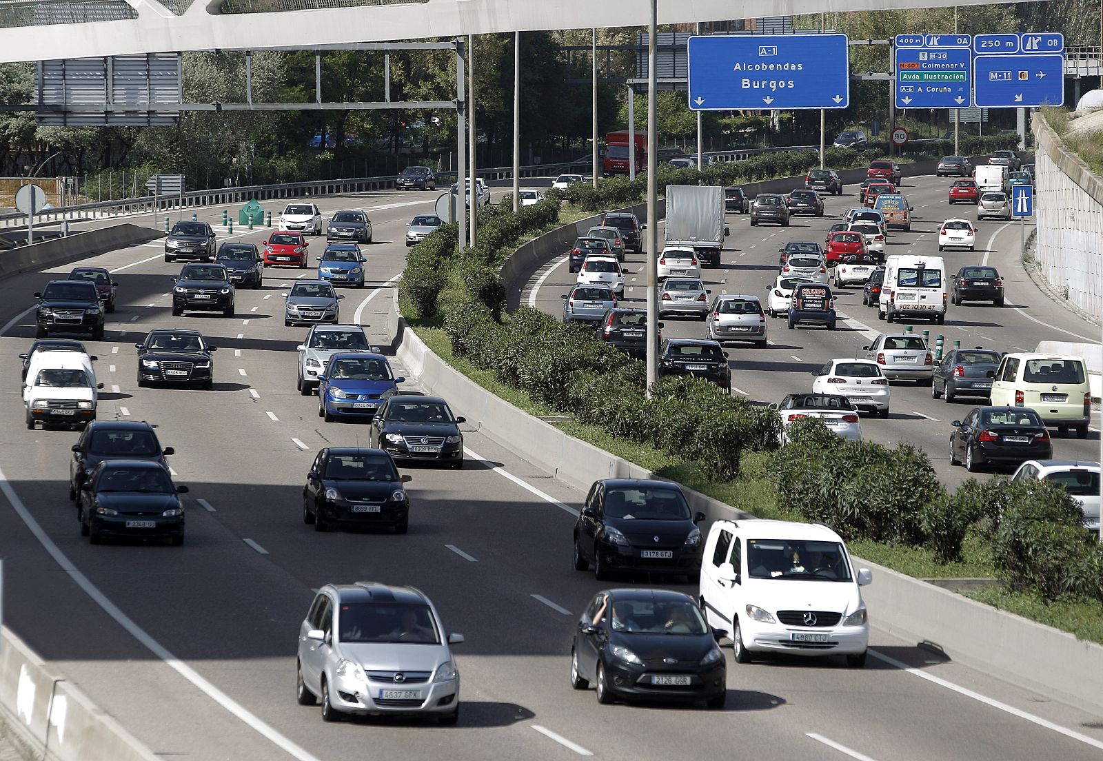 Imagen de coches circulando en la A1, dirección Burgos, durante esta Semana