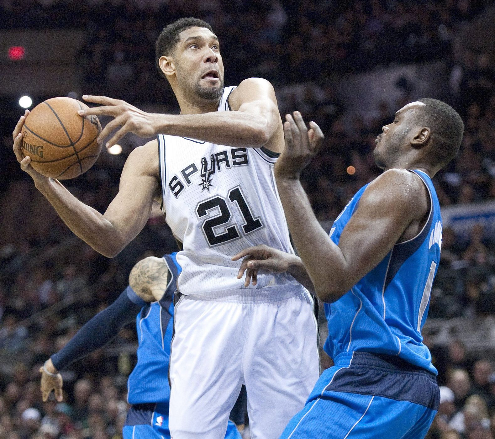 El pívot de los Spurs, Tim Duncan, ante Dalembert, de los Mavericks