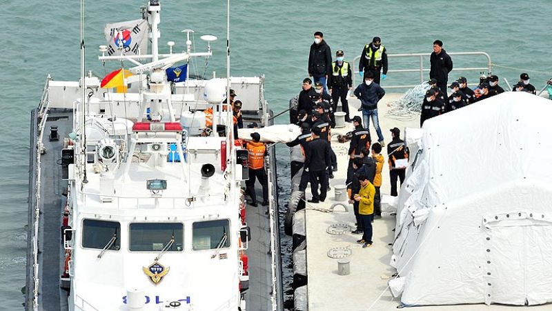 La naviera del ferry surcoreano naufragado pide perdón a las víctimas 