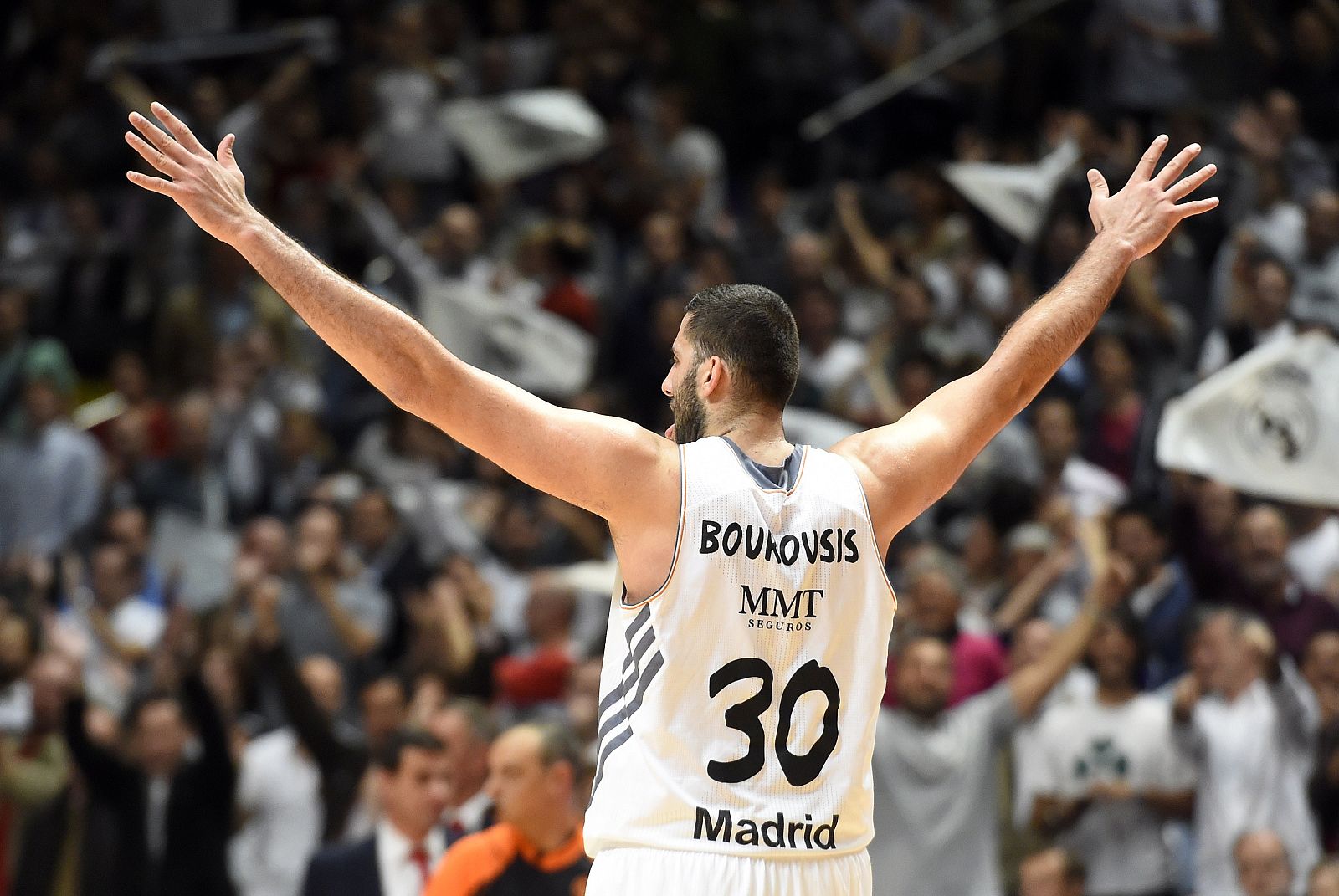 El pívot griego del Real Madrid, Bourousis, celebra la victoria en Euroliga.