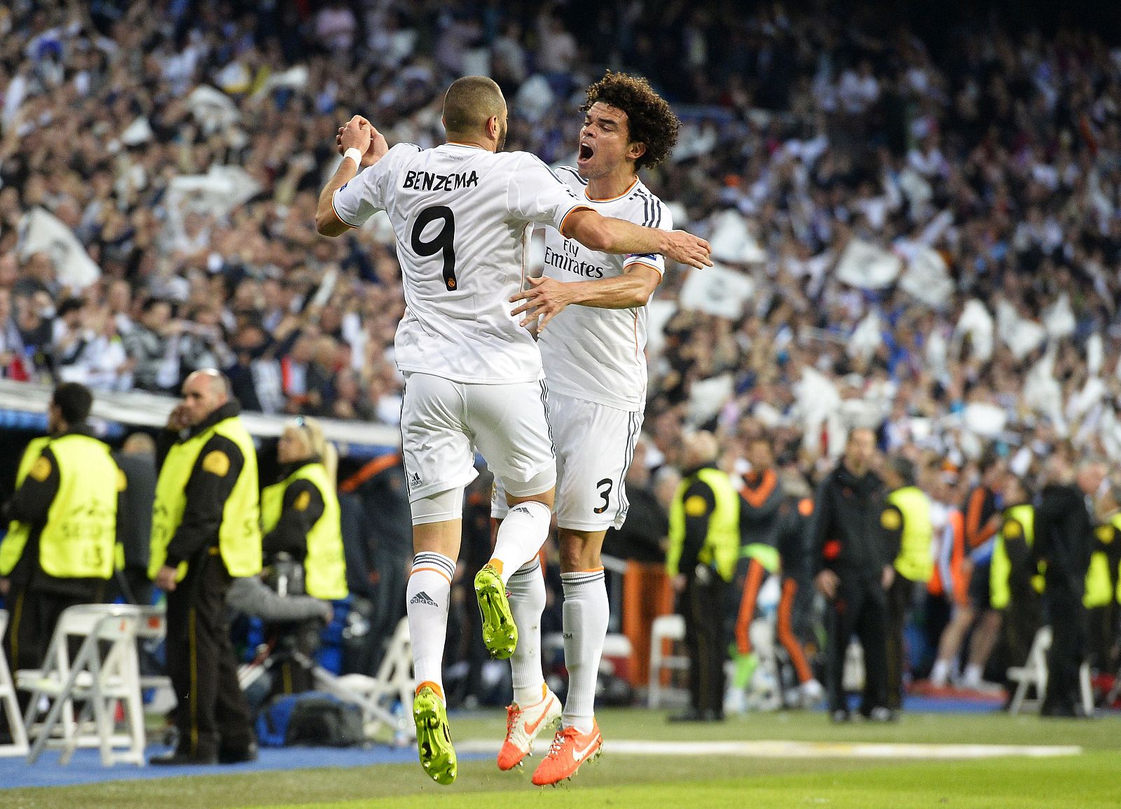 Karim Benzema celebra con Pepe su gol al Bayern en el Bernabéu