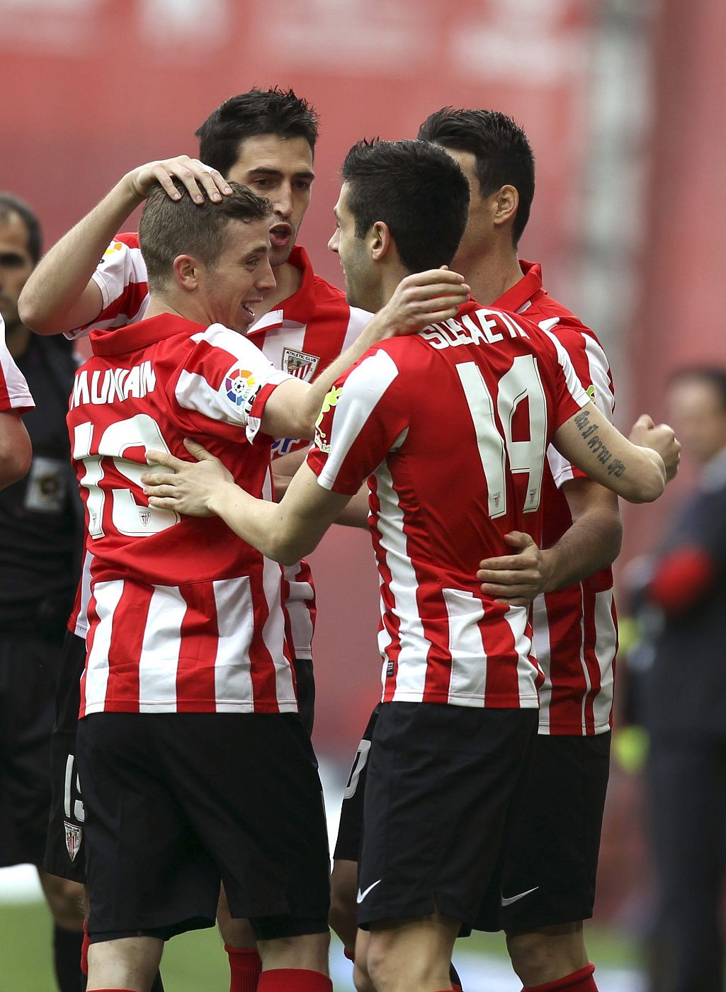 Los jugadores del Athletic celebran el tempranero gol de Susaeta.