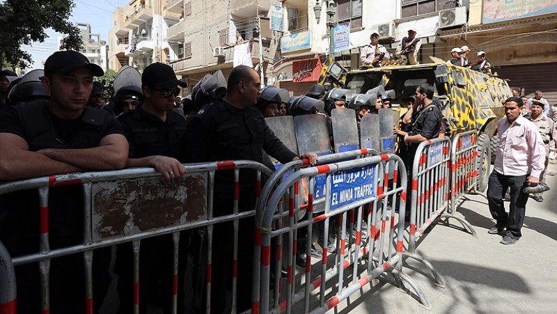 Condenan a muerte en Egipto al jefe de los Hermanos Musulmanes y a más de 700 islamistas