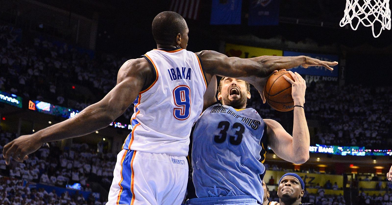 Serge Ibaka y Marc Gasol durante un lance del partido.