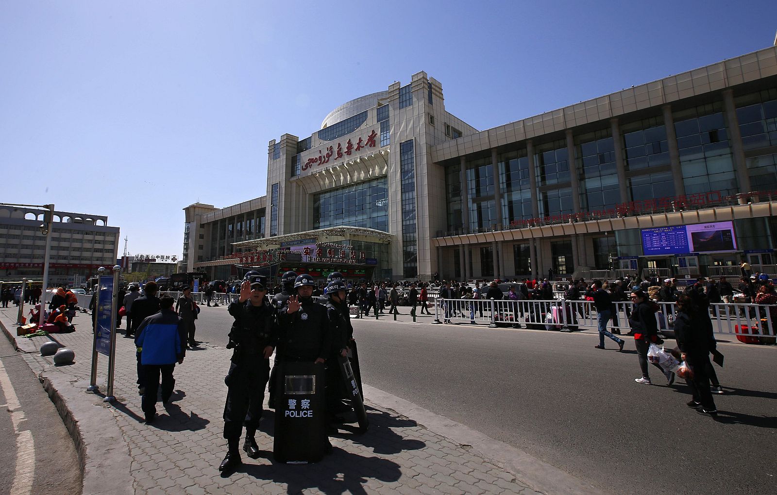 Cordón policial en la Estación del Sur, en Urumqi (provincia de Xinjiang, China), tras el atentado en el que han muerto tres personas