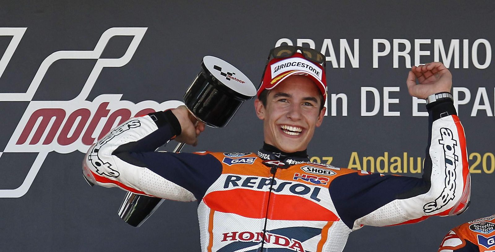Marc Márquez celebra en el podio su victoria en el Gran Premio de España.
