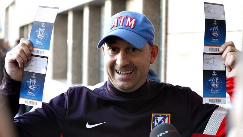 La afición colchonera abarrota los alrededores del Calderón para conseguir una entrada para Lisboa
