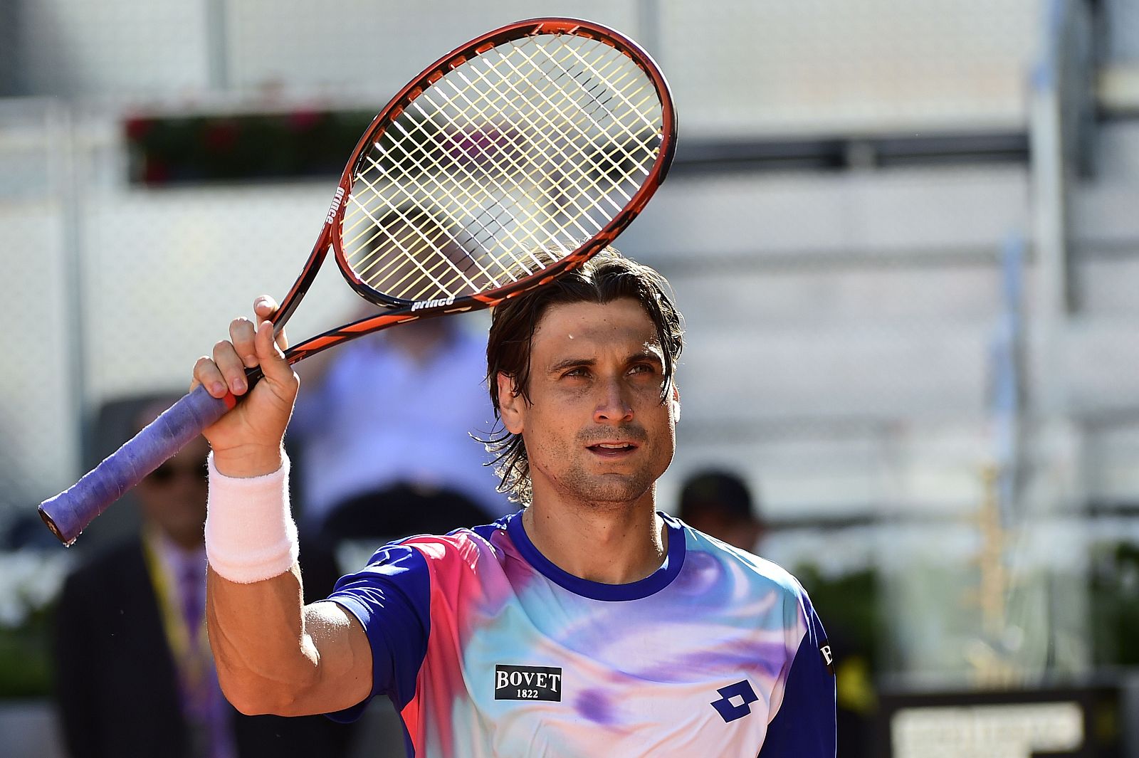 El tenista español David Ferrer saluda tras vencer a Albert Ramos