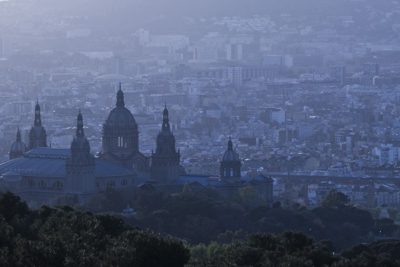 Contaminación en Barcelona desde el Palacio Nacional de Cataluña.
