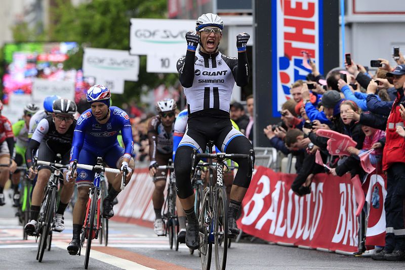 Kittel se lleva la segunda etapa del Giro y Matthews se enfunda la 'maglia' rosa
