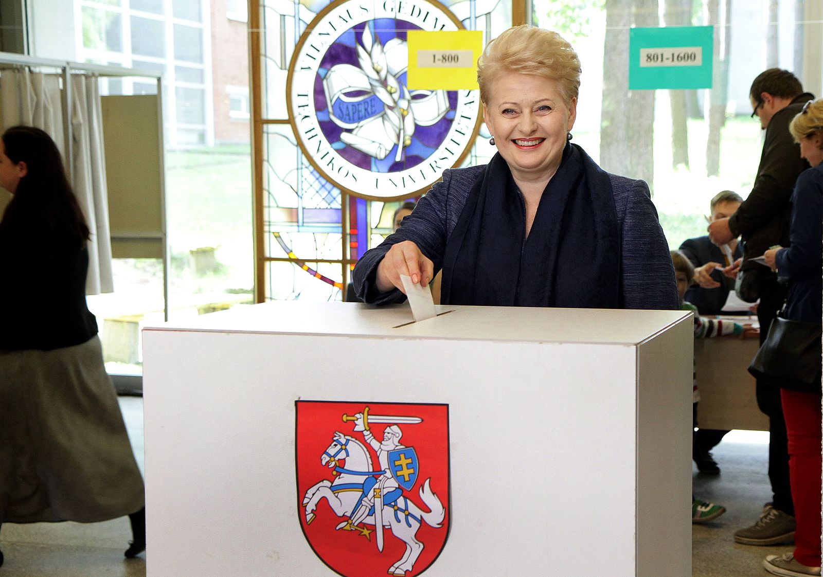La presidenta lituana, Dalia Grybauskaite, vota durante las elecciones presidenciales