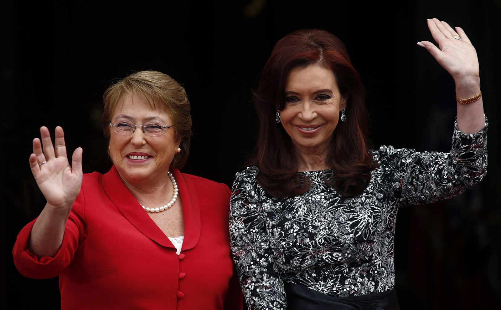 Argentina's President Cristina Fernandez de Kirchner and her Chilean counterpart Michelle Bachelet wave at the Casa Rosada Presidential Palace in Buenos Aires