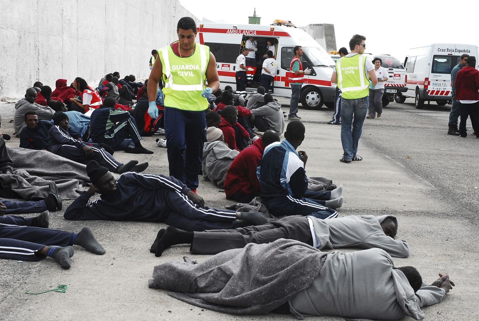Un cayuco con 65 personas llega a la costa de El Hierro