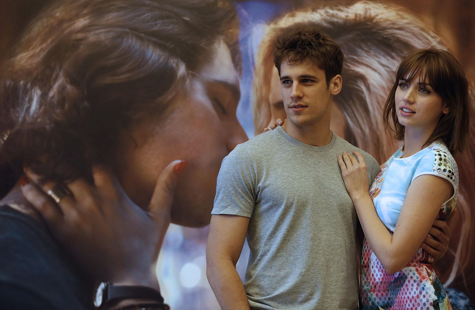 Ana de Armas y Martiño Rivas posan para la prensa durante la presentación de 'Por un puñado de besos'.