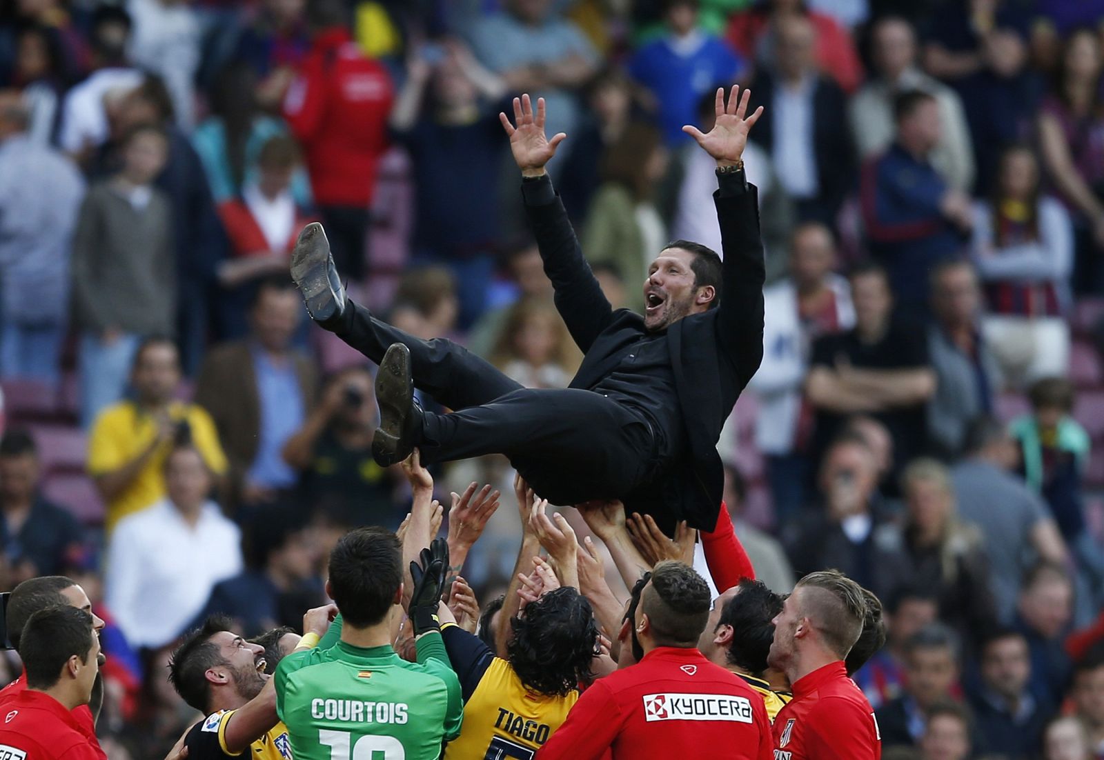 Simeone no se ha librado del tradicional manteo al final del partido