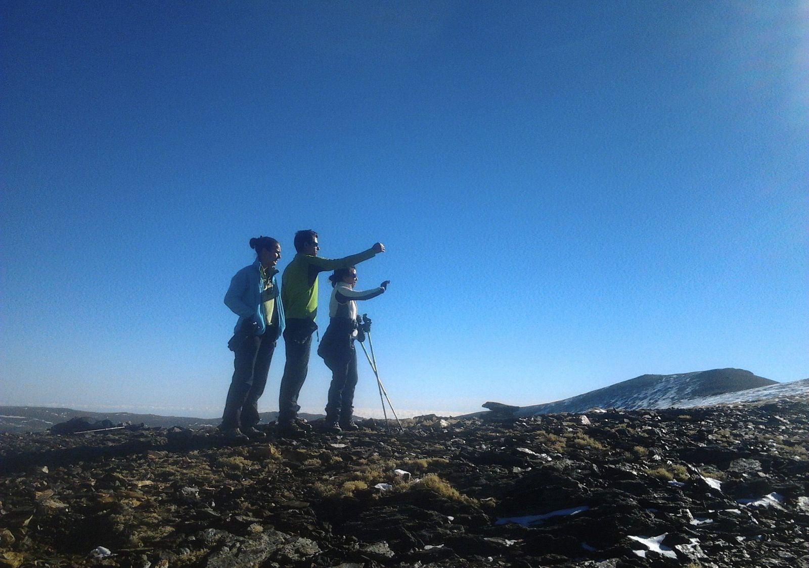 Un grupo de excursionistas en la cumbre del Picón de Jérez del Marquesado, en Sierra Nevada (Granada)
