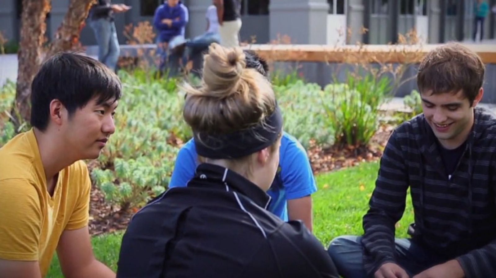 Un grupo de jóvenes charlando.