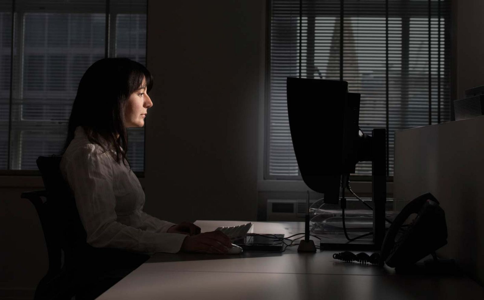 Mujer trabajando de noche en la oficina