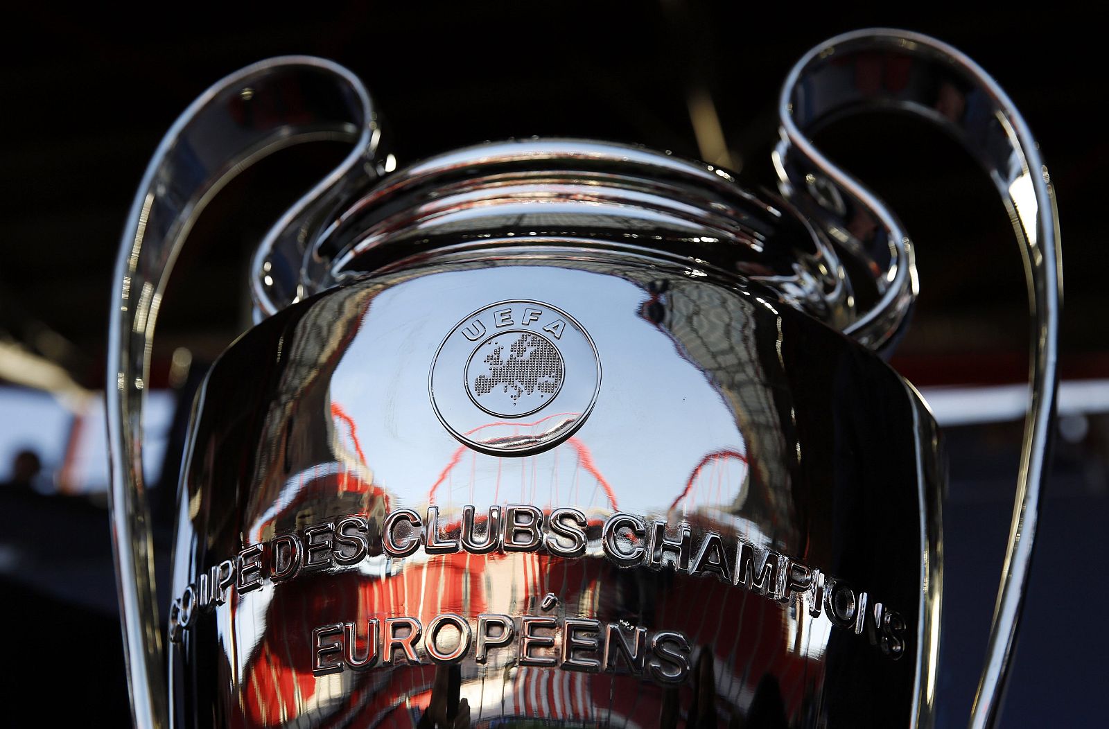 Una réplica de la Copa de Europa preside el estadio lisboeta donde se disputa la final de la Liga de Campeones