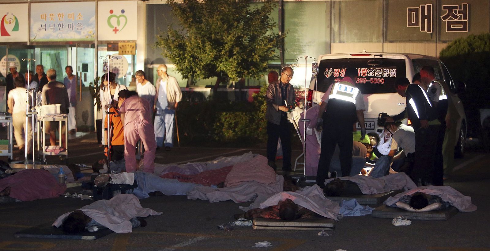 Pacientes rescatados del incendio en el hospital de Jangseong, en Corea del Sur