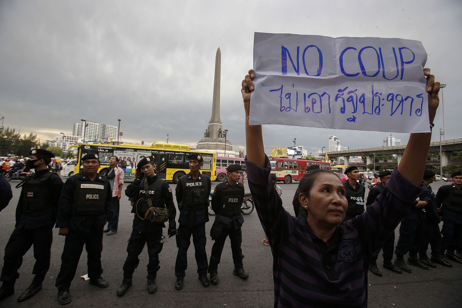 Manifestante antigolpe en Bangkok, Tailandia