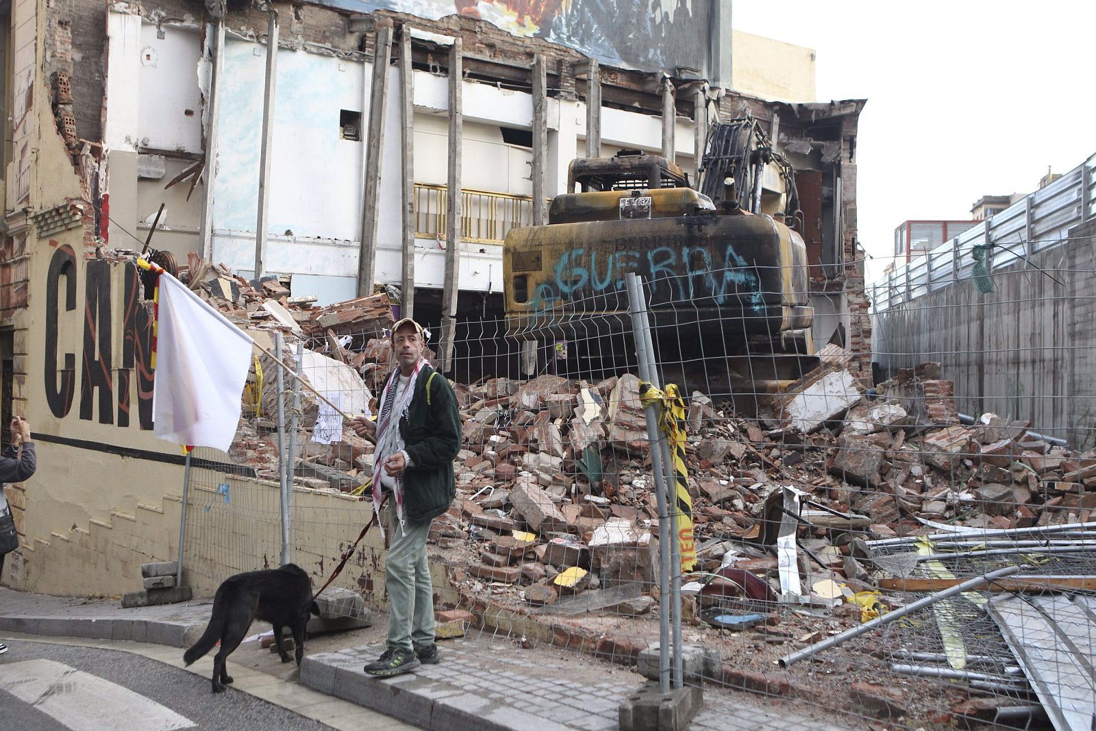 AYUNTAMIENTO DE BARCELONA SUSPENDE DEMOLICIÓN DE CENTRO SOCIAL ANTE PROTESTAS