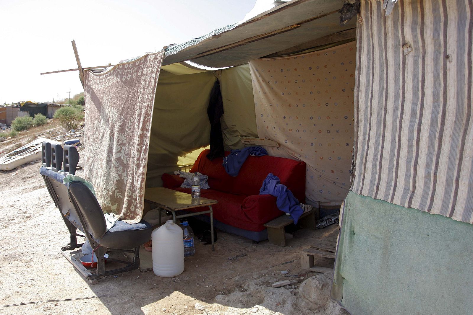 Vista de la chabola donde la mujer ha sido asesinada presuntamente por su pareja en Almería