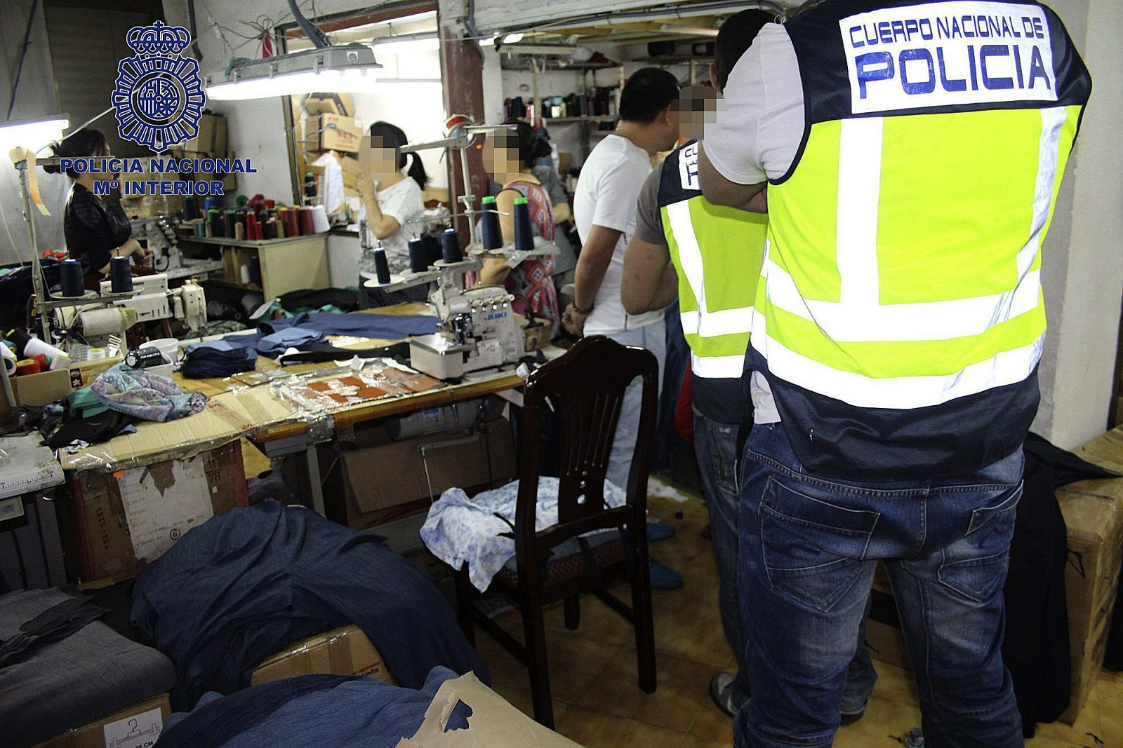 DESMANTELAN EN MURCIA TALLER DE ROPA QUE PAGABA 150  EUROS A SUS EMPLEADOS CHINOS