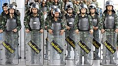 La junta militar tailandesa realiza una demostración de fuerza contra los antigolpe