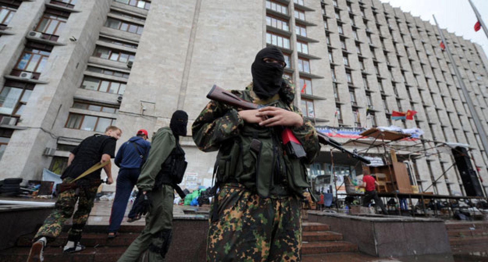 Un militante pro-ruso ante un edificio regional tomado por los separatistas en la ciudad ucraniana  de Donetsk.