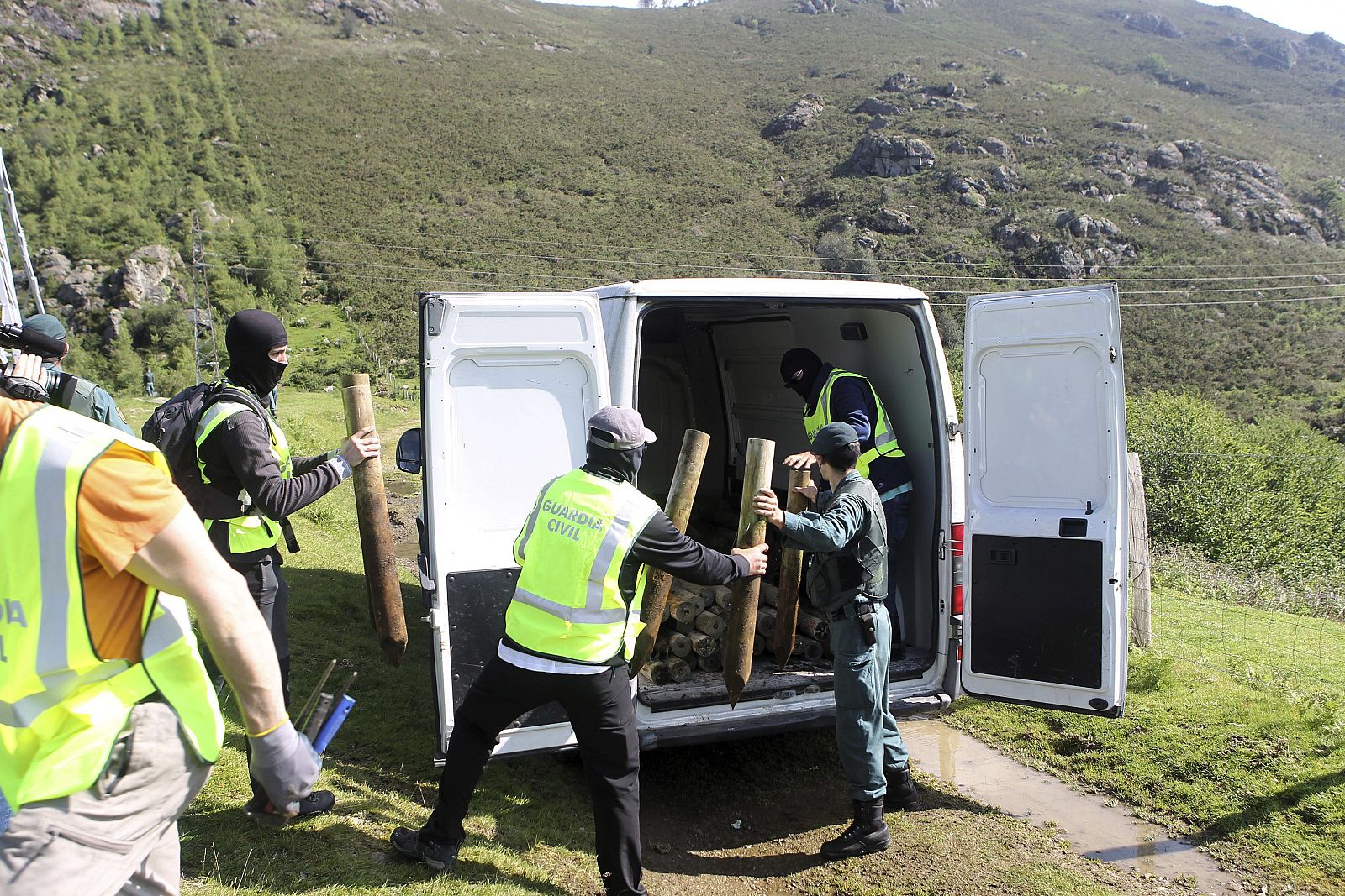 Agentes de la Guardia Civil retirando los esquejes de roble del "Bosque de los Gudaris"