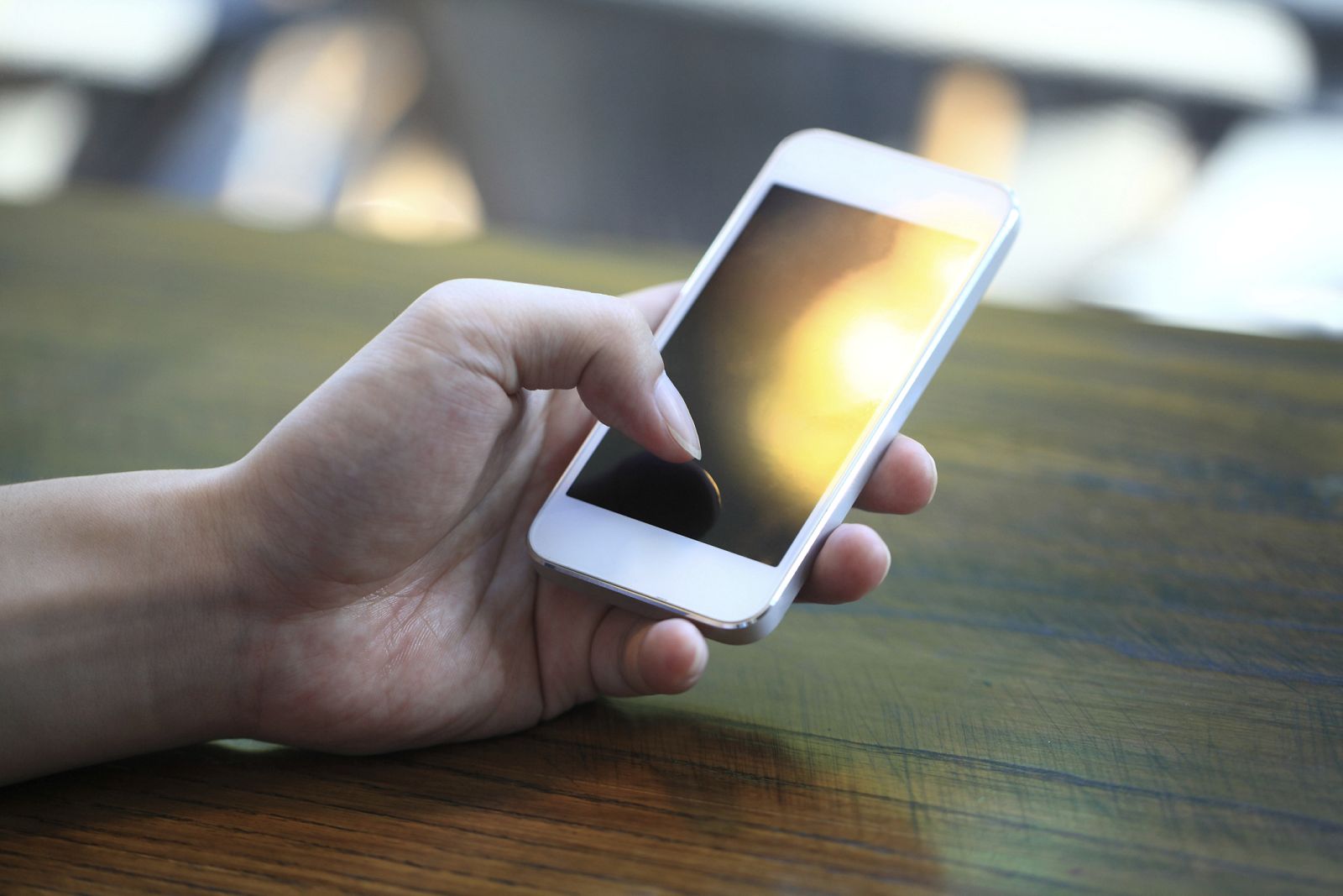 Un usuario con su teléfono móvil