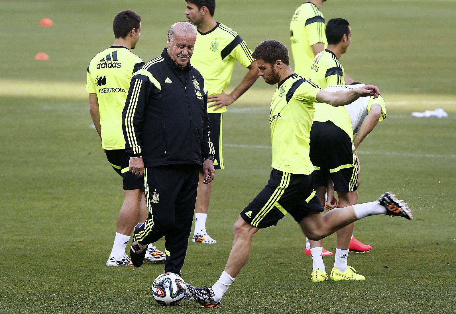 Spain's national soccer team head coach Vicente del Bosque watches Xabi Alonso during a team training at RFK Stadium in Washington