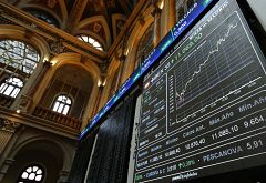 El IBEX 35 cierra por encima de los 11.000 puntos por primera vez desde febrero de 2011