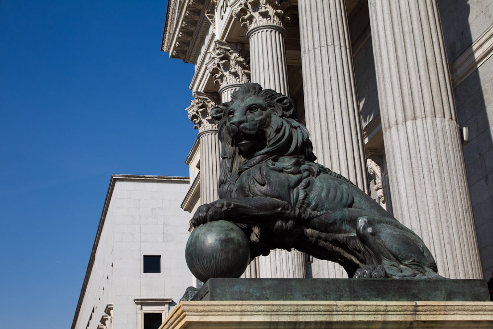 Detalle de la Puerta de los Leones del Congreso de los Diputados.