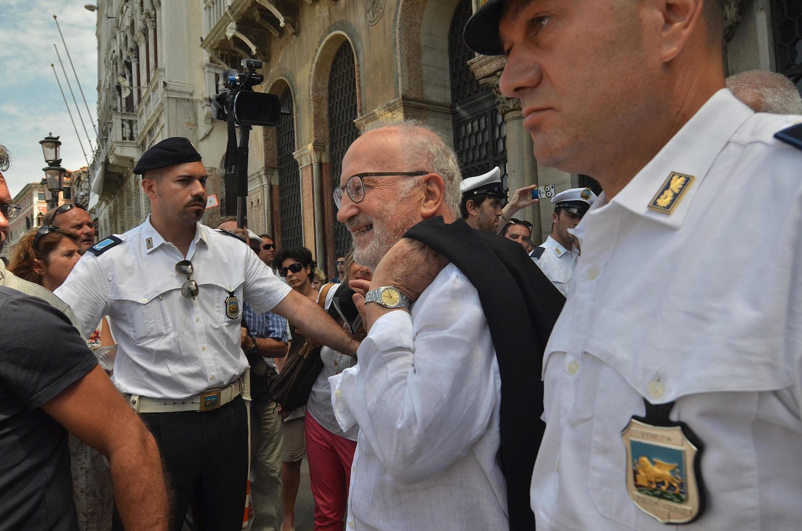 EL ALCALDE DE VENECIA ANUNCIA SU DIMISIÓN TRAS ACUSACIONES DE CORRUPCIÓN