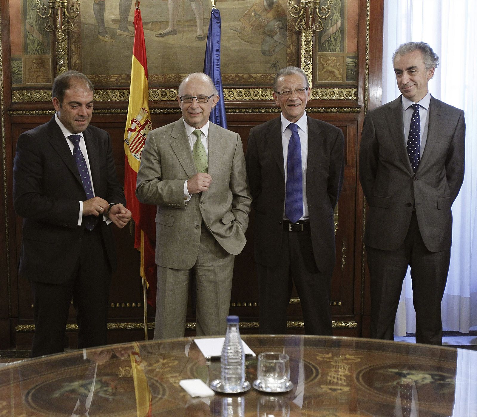 El ministro de Hacienda, Cristóbal Montoro, durante la reunión que ha mantenido con el presidente de ATA, Lorenzo Amor, y el secretario general de UPTA, Sebastián Reyna, acompañado del secretario de Estado de Economía, Miguel Ferré