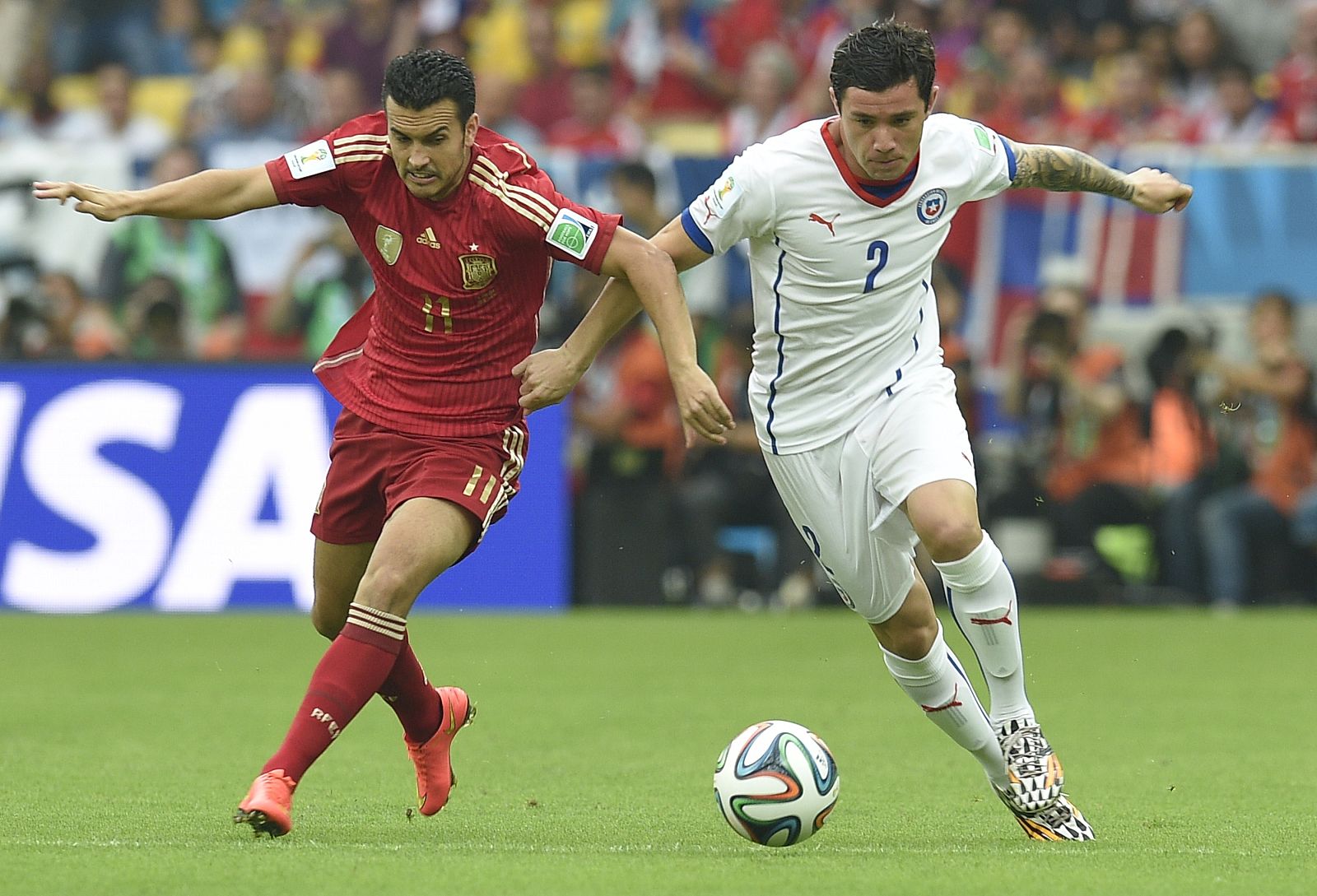 Pedro Rodríguez, a la izquierda, lucha un balón con el chileno Eugenio Mena