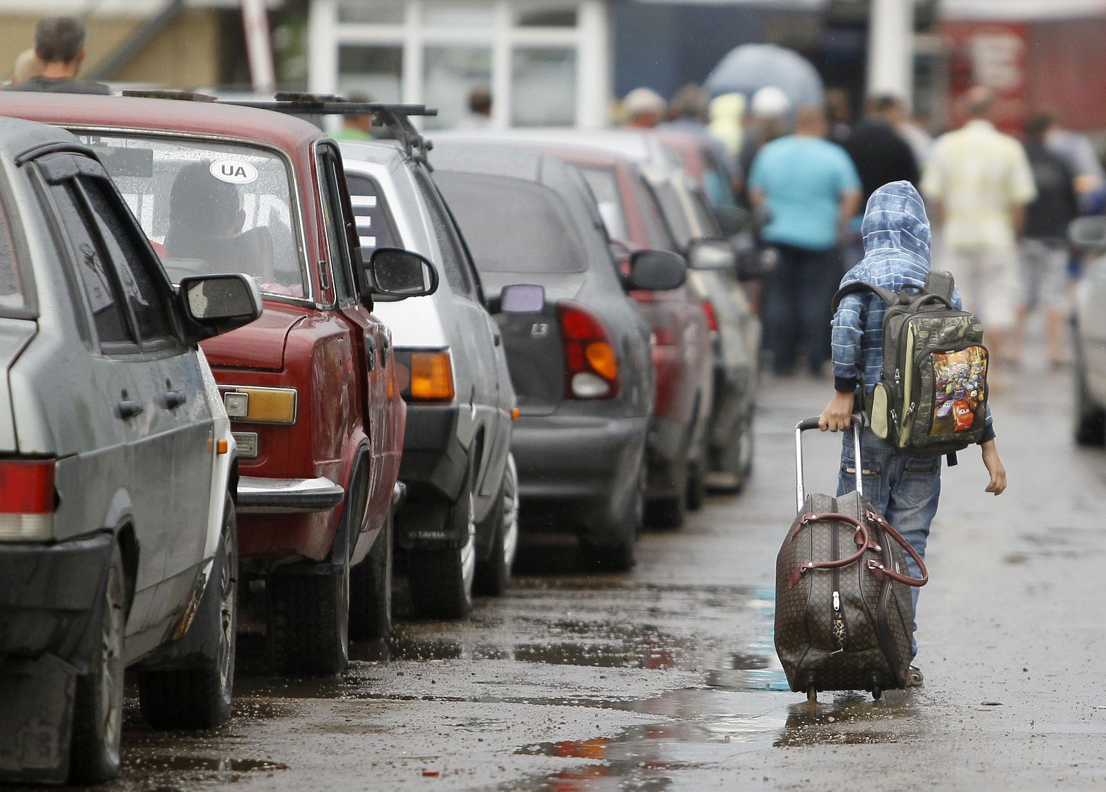Colas para salir de Ucrania en la frontera con Rusia