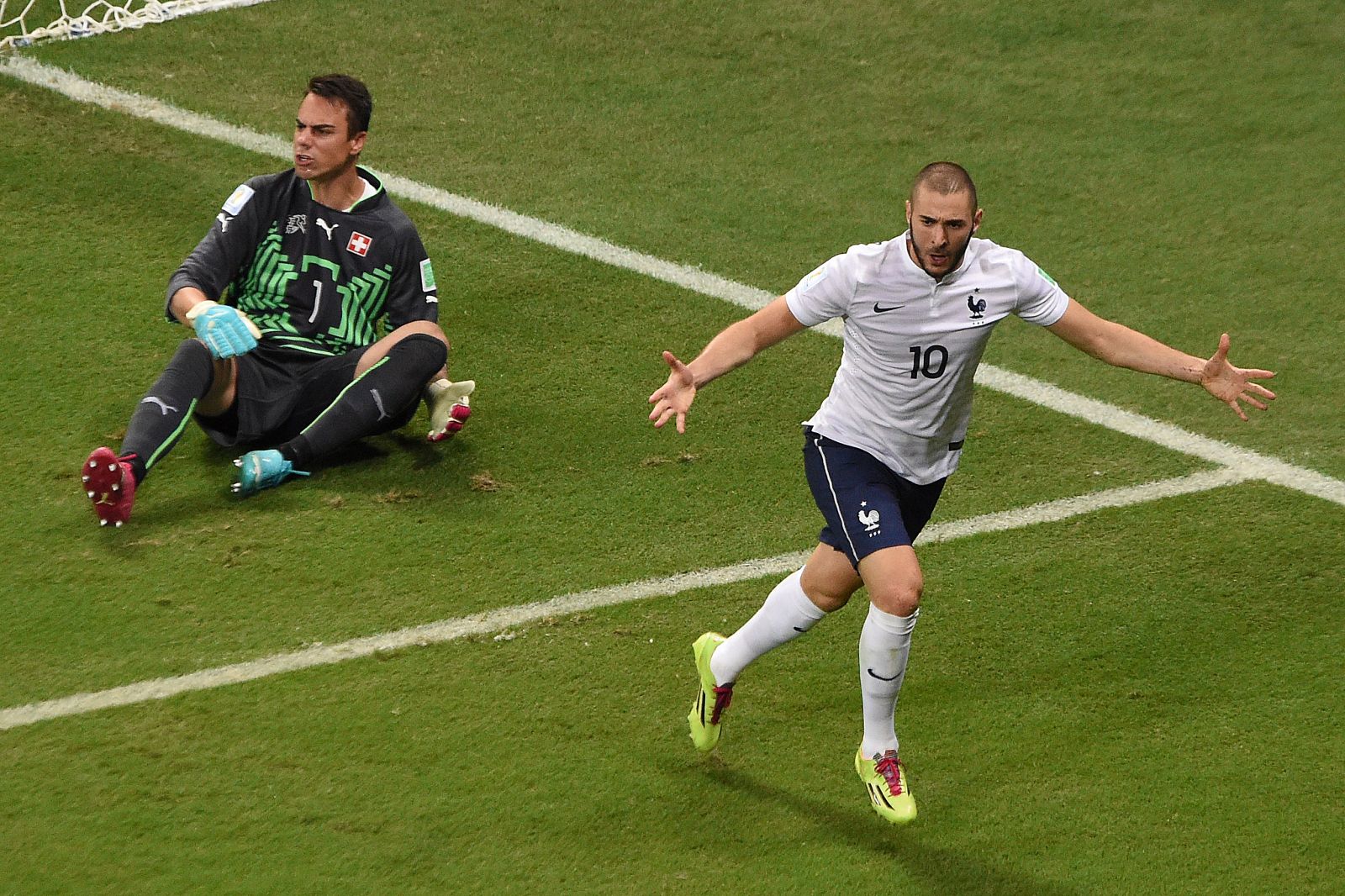 Karim Benzema celebra el quinto gol de Francia.