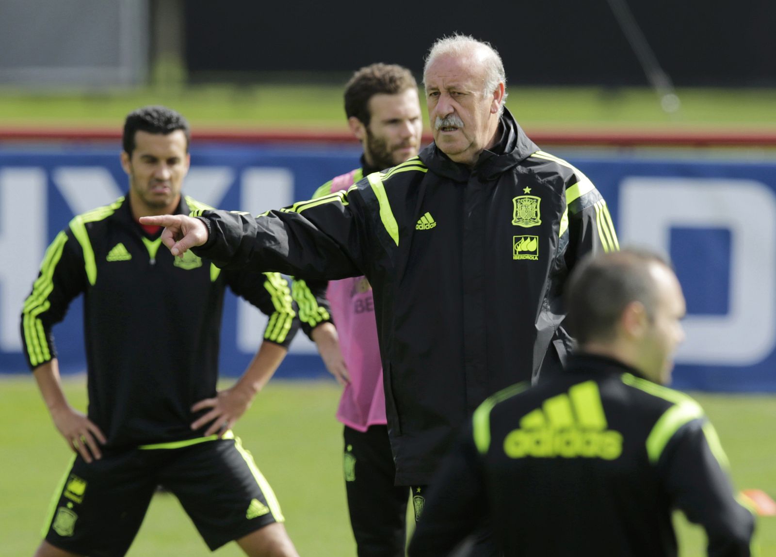 Spain's coach Vicente Del Bosque gives instructions to his players a during training session in Curitiba